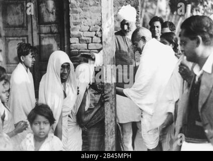 Mahatma Gandhis Treffen mit weinenden Frauen nach den Krawallen zwischen Hindus und Muslimen in Westbengalen, Indien, Asien, November 1946 Stockfoto