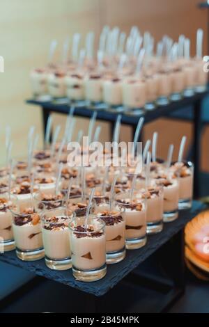 Gläser Panna Cotta garniert mit Schokolade und karamellisierter Birne Stockfoto