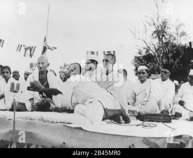 Mahatma Gandhi und Abdul Gaffar Khan bei der Begegnung auf seinem friedensmarsch durch Bihar, Indien, Asien, März 1947, altes Bild des Jahrgangs 1900 Stockfoto