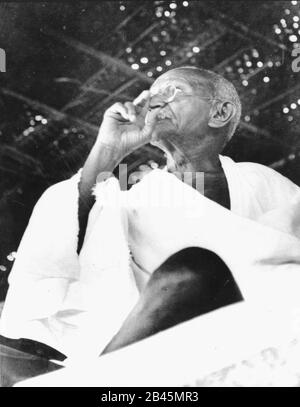 Mahatma Gandhi bei der Konferenz der konstruktiven Arbeiter, Madras, Chennai, Tamil Nadu, Indien, Asien, Januar 1946, altes Bild des Jahrgangs 1900 Stockfoto