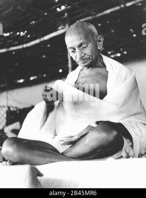 Mahatma Gandhi Lesung bei der Konferenz der konstruktiven Arbeiter, Madras, Chennai, Tamil Nadu, Indien, Asien, Januar 1946, alter Jahrgang 1900s Bild Stockfoto