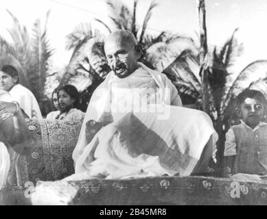 Mahatma Gandhi sitzt auf der Bühne beim Gebetstreffen, Indien, 1940er Jahre, altes Vintage 1900er Bild Stockfoto