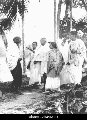 Mahatma Gandhi trifft Menschen auf seinem friedensmarsch durch Bihar, Indien, März 1947, altes Bild des Jahrgangs 1900 Stockfoto