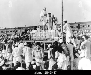 Mahatma Gandhi oben auf der Bühne bei einem Treffen, Madras, Chennai, Tamil Nadu, Indien, Asien, 1946, alter Jahrgang 1900s Bild Stockfoto