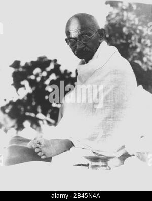 Mahatma Gandhi in einem Gebetstreffen, Indien, Asien, 1940er Jahre, altes Vintage 1900er Bild Stockfoto