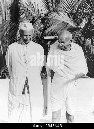 Mahatma Gandhi mit Harijan Führer, Madras, Chennai, Tamil Nadu, Indien, Asien, Januar 1946, alter Jahrgang 1900s Bild Stockfoto