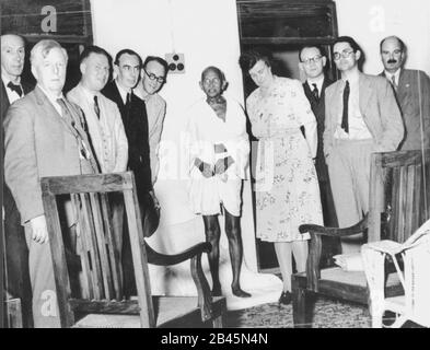 Eine britische Parlamentsdelegation trifft Mahatma Gandhi in Chennai, Tamil Nadu, Indien, Asien, Januar 1946 - MODELLFREIGABE NICHT VERFÜGBAR Stockfoto