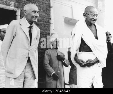 Mahatma Gandhi mit dem britischen Parlamentarier Lord Pethic Lawrence in Neu Delhi, Indien, Asien, April 1946, altes Bild des Jahrgangs 1900 Stockfoto