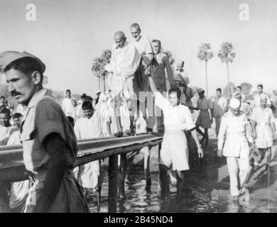 Mahatma Gandhi überquert kleine hölzerne Brücke, Jahanabad, Bihar, Indien, Asien, März 1947, altes Vintage 1900s Bild Stockfoto