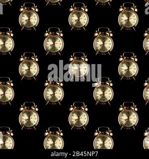 Nahtloses Muster mit goldenem Wecker auf schwarzem Hintergrund Stockfoto