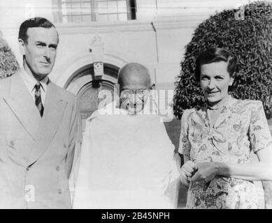 Mahatma Gandhi bei seinem ersten Treffen mit dem britischen Vizekönig Lord Mountbatten und seiner Frau, Neu-Delhi, Indien, Asien, 31. März 1947 Stockfoto