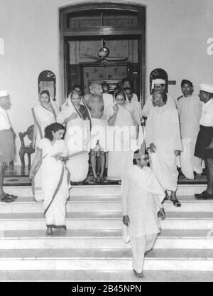 Mahatma Gandhi mit Mitarbeitern, Birla House, Bombay, Mumbai, Maharashtra, Indien, alter Jahrgang 1900s Bild Stockfoto