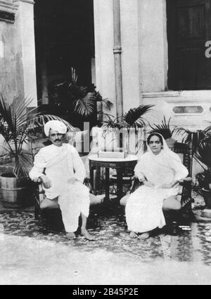 Mahatma Gandhi und Kasturba Gandhi, Sitzportrait Kathiawari Kleid, Gujarat, Indien, 1915, altes Vintage 1900er Bild Stockfoto