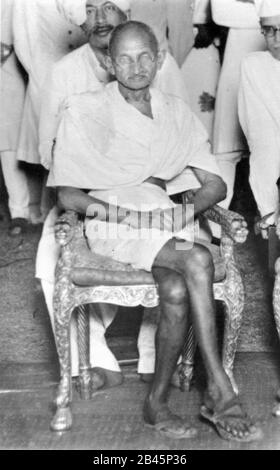 Mahatma Gandhi sitzt auf einem Stuhl während eines Besuchs des Herrschers von Rajkot, Gujarat, Indien, Asien, Mai 1939, altes Vintage 1900s Bild Stockfoto