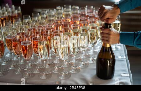 Eine Brille roter Strafverfolgung und Champagner Stockfoto