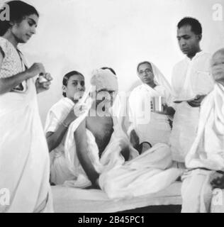 Mahatma Gandhi schwach nach Fasten, Rajkot, Gujarat, Indien, Asien, 7. März 1939, altes Bild des Jahrgangs 1900er Stockfoto