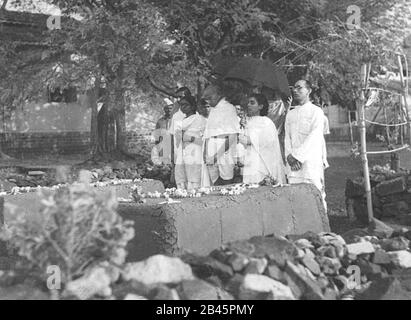 Mahatma Gandhi am Denkmal des Sekretärs Mahadev Desai und Kasturba Gandhi, Aga Khan Palast, Poona, Pune, Maharashtra, Indien, Asien, 6. Mai 1944, altes Vintage 1900s Bild Stockfoto