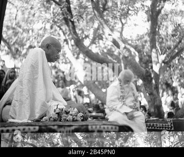 Mahatma Gandhi mit Rabindranth Tagore in Shantiniketan, Kalkutta, Kalkutta, Westbengalen, Indien, Februar 1940, altes Bild des Jahrgangs 1900er Stockfoto