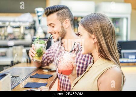 Junge fröhliche Paare, die Cocktails in der disco-bar in der miami Lounge toben - Junge Leute haben Spaß mit dem neuen Mixology Club Alkoholgetränk - Party und glücklich Stockfoto