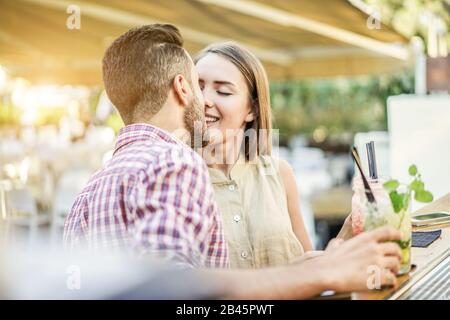 Fröhliches Paar, das Cocktails in der Lounge-Disco-Bar für den Sommerurlaub toöstet - Junge Leute haben Spaß mit dem neuen Mixology Club Getränk - Party und Happy ho Stockfoto