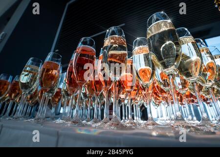 Reihen von Brillen aus rotem Prosseco und Champagner Stockfoto