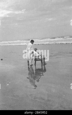 Mahatma Gandhi mit seinem Sohn Devdas am Juhu Beach, Mumbai, Maharashtra, Indien, Asien, Mai 1944, altes Bild des Jahrgangs 1900 Stockfoto