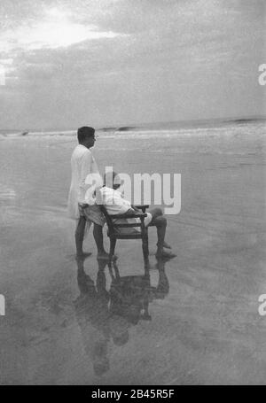 Mahatma Gandhi mit seinem Sohn Devdas in Juhu Beach, Bombay, Mumbai, Maharashtra, Indien, Asien, Mai 1944, altes Bild des Jahrgangs 1900 Stockfoto