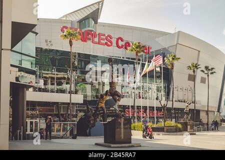 Los Angeles, Kalifornien - 16. Februar 2020: Blick auf Staples Center, Sitz der Lakers, Clippers und Kings am Nachmittag im Stadtzentrum von Los Angeles, Stockfoto