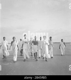 Mahatma Gandhi Walking, Juhu Beach, Bombay, Mumbai, Maharashtra, Indien, Asien, Mai 1944, altes Bild des Jahrgangs 1900 Stockfoto