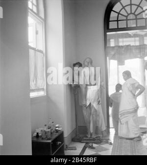 Mahatma Gandhi steht auf Waage im Birla House, Bombay, Mumbai, Maharashtra, Indien, Asien, 1945, altes Bild des Jahrgangs 1900 Stockfoto