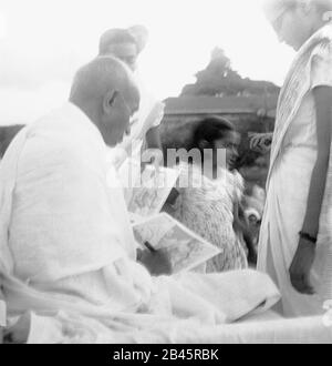 Mahatma Gandhi gibt Autograph zu seinem 75. Geburtstag in Pune, Maharashtra, Indien, Asien, 2. Oktober 1944, altes Vintage 1900er Bild Stockfoto