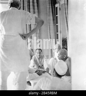 Mahatma Gandhi Treffen Sardar Vallabhbhai Patel und Mitarbeiter, Bombay, Mumbai, Maharashtra, Indien, Asien, 1945, alter Jahrgang 1900s Bild Stockfoto