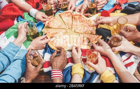 Hände Draufsicht über Fußballfans, die Pizza teilen und halbe Pint Bier trinken - Sportfans haben nach dem Spiel Spaß - Freundschaftskonzept mit soc Stockfoto