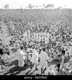 Mahatma Gandhi bei einem Massentreffen in Westbengalen, Indien, Asien, 1945, altes Bild des Jahrgangs 1900 Stockfoto