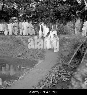 Mahatma Gandhi friedensmarsch im Bereich der Unruhen zwischen Hindus und Muslimen in Westbengalen, Indien, Asien, November 1946, altes Vintage 1900s Bild Stockfoto