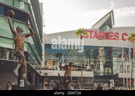 Los Angeles, Kalifornien - 16. Februar 2020: Blick auf Staples Center, Sitz der Lakers, Clippers und Kings am Nachmittag im Stadtzentrum von Los Angeles, Stockfoto