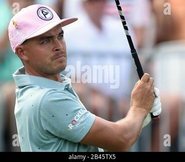 Orlando, Vereinigte Staaten. März 2020. 5. März 2020 - Orlando, Florida, Vereinigte Staaten - Rickie Fowler von den Vereinigten Staaten T-Stücke weg auf der ersten Bohrung während der ersten Runde des Arnold Palmer Invitational Golfturniers im Bay Hill Club & Lodge am 5. März 2020 in Orlando, Florida. Credit: Paul Hennessy/Alamy Live News Stockfoto