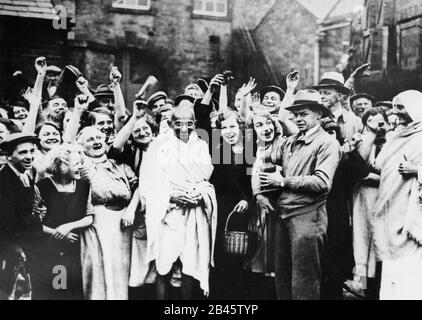 Mahatma Gandhi mit Mühlenarbeitern in London, England, Großbritannien, Großbritannien, 1931, altes Bild des Jahrgangs 1900 Stockfoto