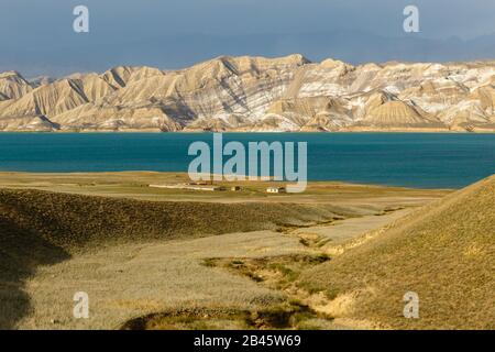 Toktogul Reservoir, Reservoir auf dem Gebiet des Toktogul Distrikts der Region Jalal-Abad in Kirgisistan. Stockfoto