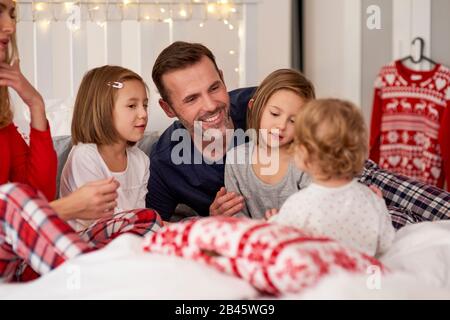 Weihnachtsmorgen im Bett Stockfoto