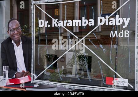 Deutschland, Halle, rechtsextremistischer Angriff, bauchige Löcher im Bürofenster der SPD-Politikerin Karamba Diaby, die ursprünglich aus Senegal/fremdenfeindlicher Anschlag stammt, mehrerer Schuhbecher im Fenster des Bürgerbüros des deutschen SPD-Bundestagsabgeordneten Dr. Karamba Diaby, der ursprunglich aus dem Senegal stammt Stockfoto