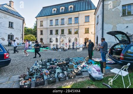 Flohmarkt im Dukla Palace, heute Historisches Museum, in Dukla, Malopolska, Polen Stockfoto