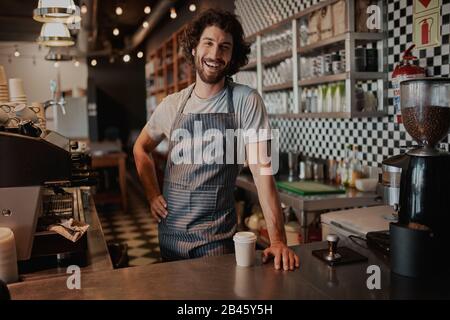 Gutaussehender männlicher Barista arbeitet im Coffeeshop Stockfoto