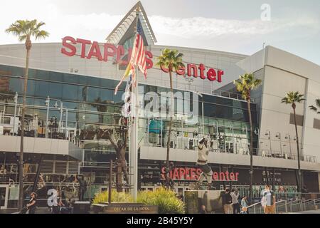 Los Angeles, Kalifornien - 16. Februar 2020: Blick auf Staples Center, Sitz der Lakers, Clippers und Kings am Nachmittag im Stadtzentrum von Los Angeles, Stockfoto