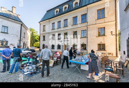 Flohmarkt im Dukla Palace, heute Historisches Museum, in Dukla, Malopolska, Polen Stockfoto