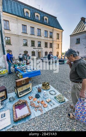 Flohmarkt im Dukla Palace, heute Historisches Museum, in Dukla, Malopolska, Polen Stockfoto