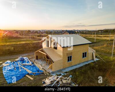 Bau von neuen und modernen modularen Haus. Wände von Composite- Holz- sip-Panels mit Polystyroldämmung im Inneren. Aufbau neuer Rahmen der Ener Stockfoto