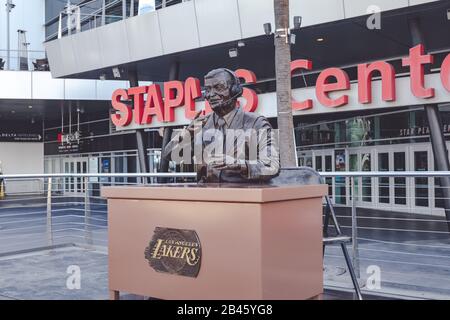 Los Angeles, Kalifornien - 16. Februar 2020: Blick auf Staples Center, Sitz der Lakers, Clippers und Kings am Nachmittag im Stadtzentrum von Los Angeles, Stockfoto