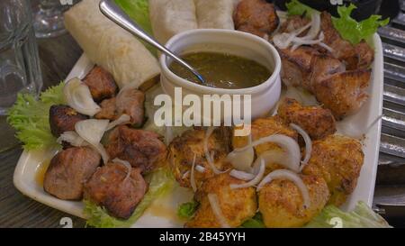 Set aus Shish Kebabs oder Barbecue Shashlik mit Tkemali-Sauce Stockfoto