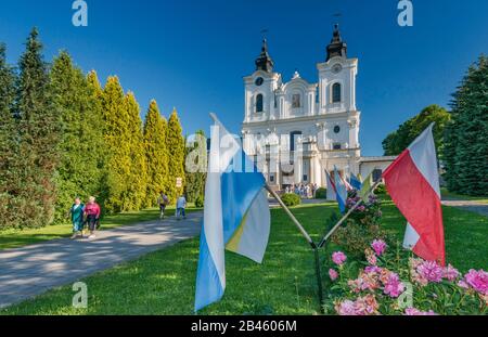 Katholische Marienfahne, Flaggen des Vatikans und Polens, Kirche des heiligen Johannes von Dukla, 18. Jahrhundert, im Bernardine Sanctuary in Dukla, Malopolska, Polen Stockfoto